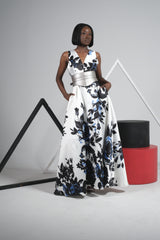 Robe mado longue en soie sauvage à motifs floraux (accessoirisée avec une ceinture argentée)