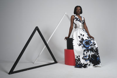 Robe mado longue en soie sauvage à motifs floraux (accessoirisée avec une ceinture argentée)