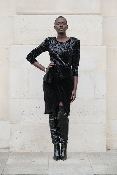Robe drapée en sequins et velours.