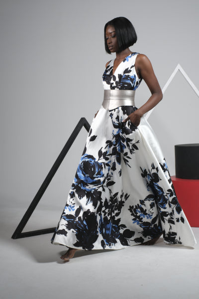 Robe mado longue en soie sauvage à motifs floraux (accessoirisée avec une ceinture argentée)