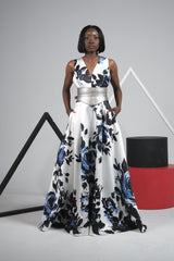 Robe mado longue en soie sauvage à motifs floraux (accessoirisée avec une ceinture argentée)