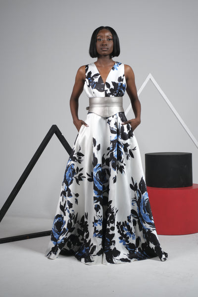 Robe mado longue en soie sauvage à motifs floraux (accessoirisée avec une ceinture argentée)