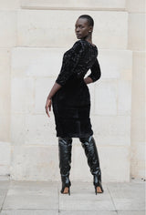 Robe drapée en sequins et velours.