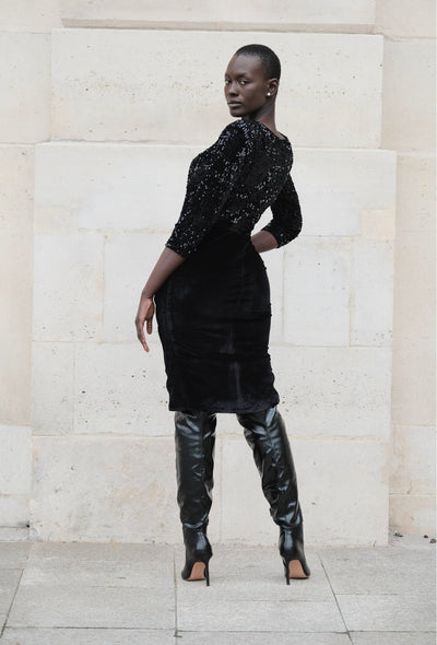 Robe drapée en sequins et velours.