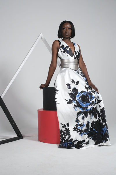 Robe mado longue en soie sauvage à motifs floraux (accessoirisée avec une ceinture argentée)