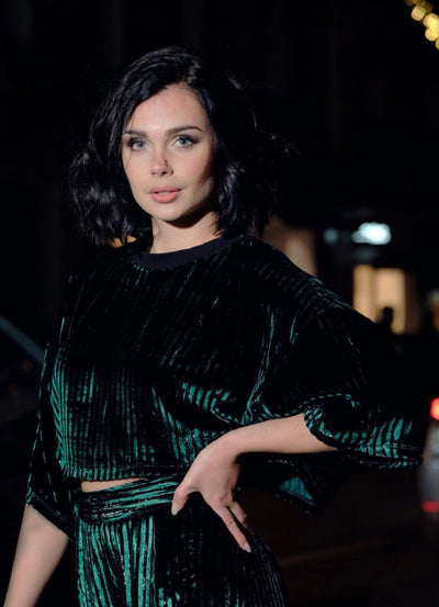 Pantalon en velours de soie émeraude.