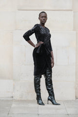 Robe drapée en sequins et velours.