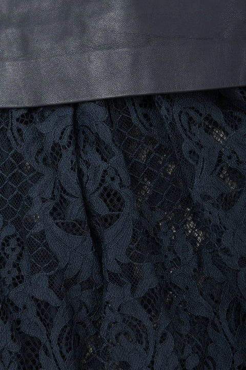 Jupe en cuir volants en dentelle.