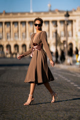 Robe courte avec nœud en sequins