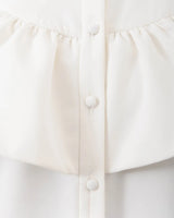 Robe chemise blanche à volants.