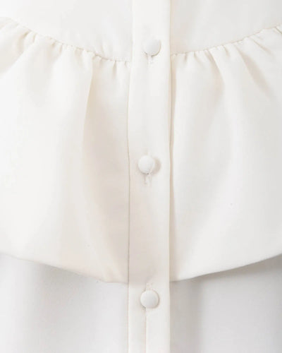 Robe chemise blanche à volants.